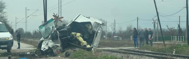 BIO JE NA POLA PRELAZA KADA JE UOČIO VOZ! Očevici otkrili detalje stravičnog sudara kod Čačka u kom je stradao vozač kombija: "DA JE SAMO DODAO GAS..."