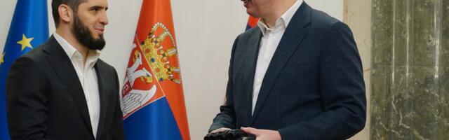 Predsednik Vučić ugostio Islama Mahačeva, Dagestanac mu poklonio rukavice iz istorijskog meča