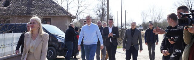 Вучић у селу Кусадак, обилази манастир Пиносава