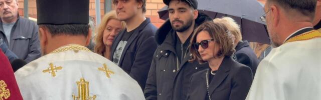 SAHRANJEN DUŠKO VUJOŠEVIĆ: Više od 5.000 ljudi ispratilo legendarnog trenera na večni počinak uz dirljivu pesmu - 6 sveštenika držalo opelo