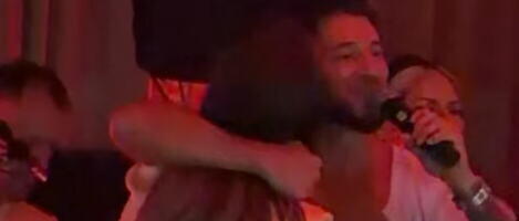 DARKO LAZIĆ PEVA, MAMA IVA PLAČE, PERUĆICA ZA BUBNJEVIMA: Lom i ludilo na slavlju kod Joce Stefanovića, emocije samo prštale (VIDEO)