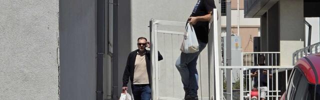 KASPER POSETIO MINU U "LAZI" Na licu tamne naočare ispijen i zabrinut, a evo šta nosi u ruci (FOTO)