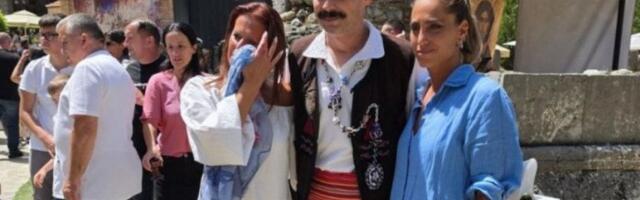 U PRIZRENU PONOSNO ZAIGRAO U NARODNOJ NOŠNJI: Ovo je nastup Milana Vasića koji su pratili SNAJPERISTI takozvane kosovske policije!