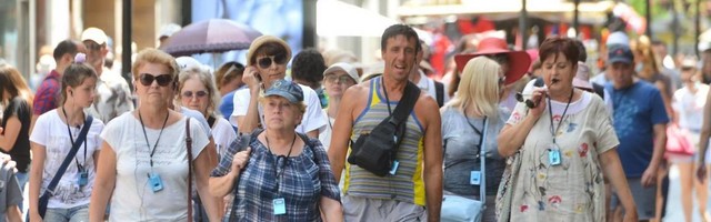 Da li doktor Kon previše brine ili je u pravu - pored "neposlušnih" građana sad krivi i  turisti za novi talas korone