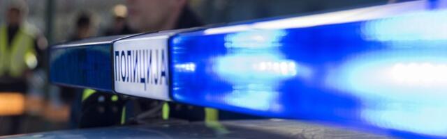 Sleteo s puta, udario u drvo, pa u automobil