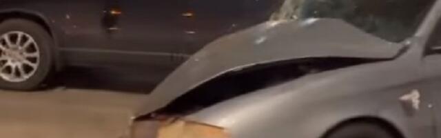 Vozač se zakucao u parkirane automobile (VIDEO)