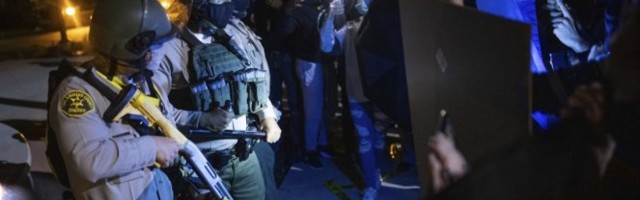 DVANAEST METAKA U LEĐA! Novi skandal potresao AMERIKU!