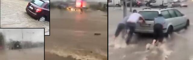 Ljudi i automobili "plivaju"! Kolaps u Beogradu: Nevreme napravilo haos, nestvarne scene! (VIDEO)