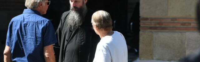 MONAH koji je nekada glumio u "Otvorenim vratima" ODRŽAO OPELO NA SAHRANI Branislava Kičića: Gordan se nije odvajao od OČEVE SLIKE (VIDEO)