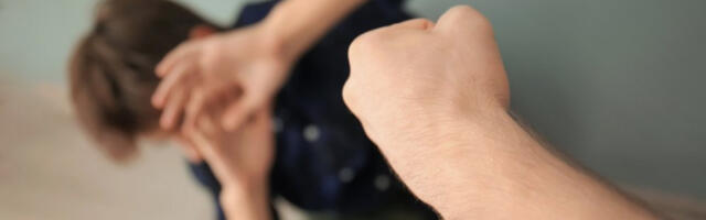 HOROR U PRIŠTINI! Pogledajte kako nastavnik brutalno bije osnovca, prebija dete od batina! UHAPŠEN MOMENTALNO! (UZNEMIRUJUĆI VIDEO)