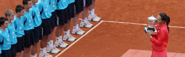 "Morali su da obuku haljinu i da trče oko Trijumfalne kapije!" Ana Ivanović se prisetila legendarne anegdote: Policija ih je zaustavila... /VIDEO/