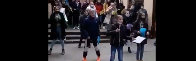 Izveo 20 generacija, pa Partizanovom pesmom u penziju (VIDEO)