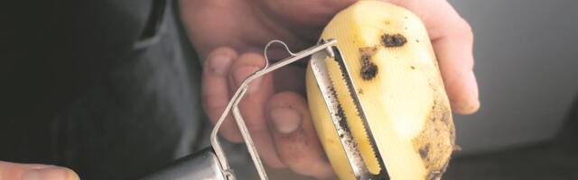 Kada ljuštite krompir, obavezno sačuvajte koru: Rešava problem u kuhinji očas posla