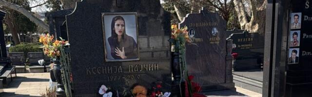 Grob pun cveća, ali porodice nema: Evo šta smo zatekli na grobu Ksenije Pajčin na 16. godišnjicu njene smrti