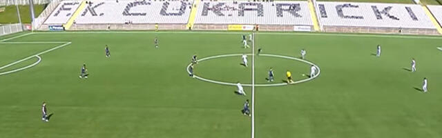 Haos u Superligi: Fudbaler Radnika preskočio ogradu i uleteo u tuču navijača