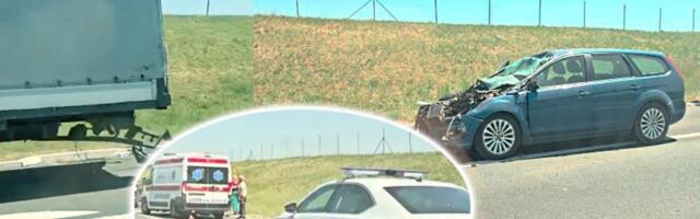 Jeziva nezgoda kod Beške: Prednji deo "forda" kompletno havarisan, srča i delovi auta rasuti po putu (VIDEO)