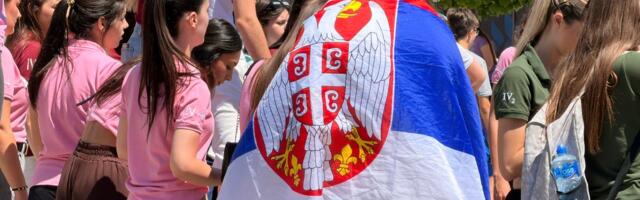 Zavijorila se srpska trobojka i zaigrao Moravac! Evo kako su maturanti proslavili poslednji dan školovanja