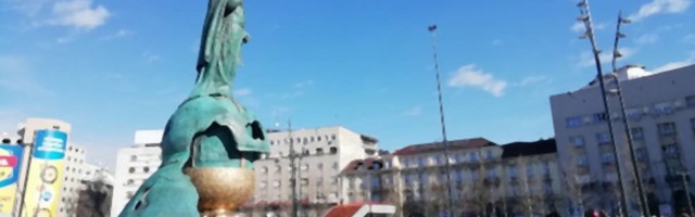 Ljudi u čudu gledaju prizor ispred spomenika Stefanu Nemanji i krste se