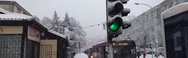Otežan saobraćaj na više deonica, na Miljakovcu kolone autobusa