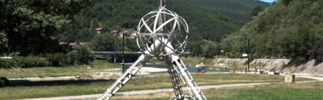 Oštećena skulptura kod Doma kulture – kad nesavesnost udari na umjetnost