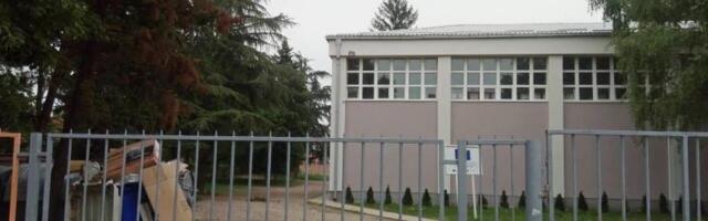 Tek dvadesetak roditelja učenika “Vase Pelagić” jutros ispred škole
