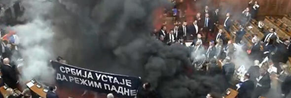HAOS u Skupštini Srbije: Bacane dimne bombe - Oglasili se narodni poslanici iz Kragujevca