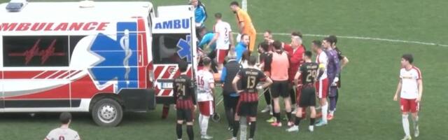 STRAVIČNA scena u Leskovcu: Fudbaleri nepomično ležali na travi (FOTO)