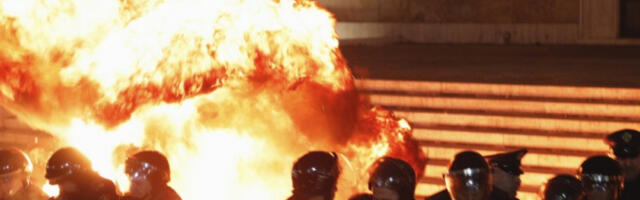 Сукоби са полицијом, демонстранти бацају Молотовљеве коктеле на зграду владе (видео)