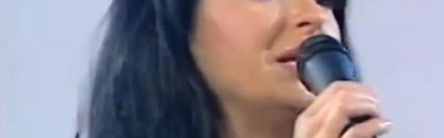 NAŠA PEVAČICA HARALA ESTRADOM PA SE POSLE POROĐAJA POVUKLA: Na slici iz mladosti je ne biste prepoznali, a evo kako danas izgleda (FOTO)