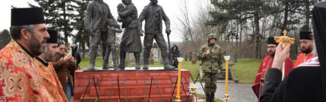 NIKAD ZABORAVLJENI: Bojnik se poklonio žrtvama pustorečkog masakra, vladika Arsenije služio pomen