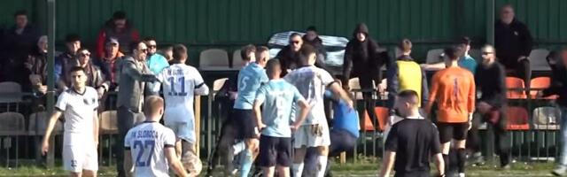 VIDEO Tuča na utakmici: Sukob igrača Slobode i navijača Veternika, stradao i policajac