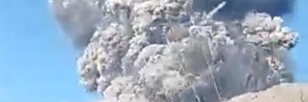 VIŠE MRTVIH U ERUPCIJI VULKANA: Ljudi u panici trčali niz planinu da izbegnu strašnu smrt! (VIDEO)