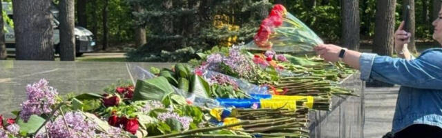 У Кијеву, Харкову и Одеси цвеће на споменицима совјетским војницима погинулим у Другом светском рату