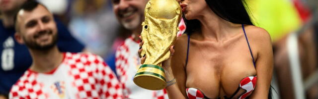ČUVENA HRVATICA POLUGOLA NAPRAVILA OPŠTU POMETNJU NA MUNDIJALU! Ivana se SKINULA, izbacila grudi u prvi plan, pa ZASENILA sve na stadionu! Muškarci su POLUDELI!