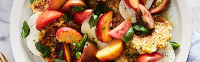 Kukuruzni uštipci sa breskvama i paradajzom – čist hedonizam!