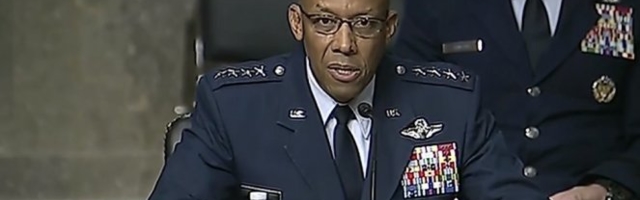 U JEKU RASNIH NEMIRA Afroamerikanac novi komandant vazduhoplovnih snaga SAD! (VIDEO)