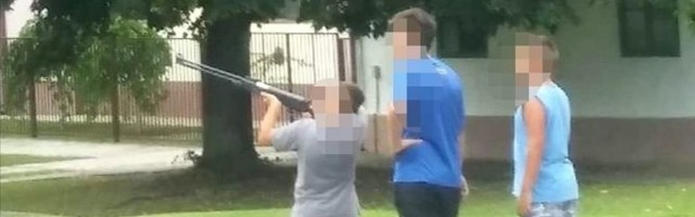 Dečaci drže puške i pucaju u živu metu: "Oni i roditelji ove gnusne igre objašnjavaće policiji"