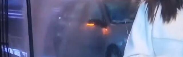 Pukla cev u Beogradu, građani peru kola (VIDEO)