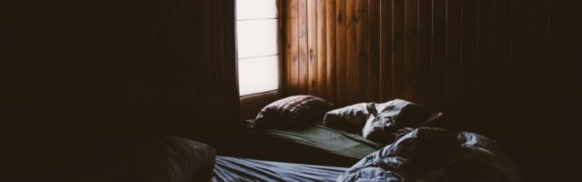 SLEDILI SU SE OD STRAHA! Izašli su na terasu, a kada su se vratili ISPOD KREVETA SU UGLEDALI ŠOK! Ovo je kao HOROR FILM! (FOTO)