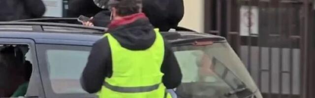 Užas na blokadi u Ruzveltovoj: Studentkinja teško povređena kada ju je “pokosio“ automobil, vozač uhapšen (VIDEO)