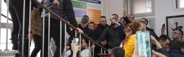 NASTAO POTPUNI HAOS: Blokaderi nasilno pokušali da uđu u opštinu Zvezdara - Napali radnike i obezbeđenje (FOTO)