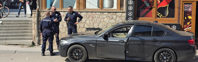MLADIĆI IZ BMW-A PALI U POLICIJSKOJ STANICI! Još jedna zaplena narkotika u Novom Pazaru (VIDEO)