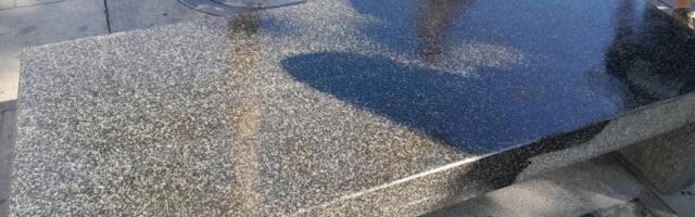 Muškarci u odelima Gradske čistoće PREMAZALI ULJEM klupe na Trgu republike (FOTO)