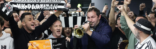 (VIDEO) Navijači Partizana u delirijumu na aerodromu: Trubači i pesma, sve za povratak Žoca