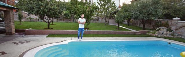 Kada se probudi, prvo pogleda svoj odraz u ogledalu! Pevač  kupio LUKS KUĆU sa bazenom daleko van Beograda, napravio poseban kutak za ikone (FOTO)