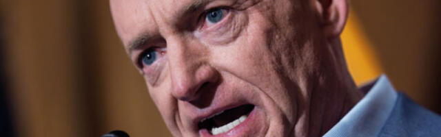 Пентагон жели да одузме војни чин сенатору Марку Келију