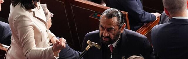 VIDEO: Izbačen iz sale Kongresa tokom Trampovog govora zbog natpisa "Crnci nisu majmuni"