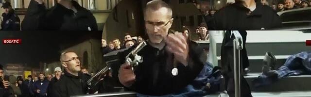 Skandal u Bogatiću: Blokader poljoprivrednik dovezao oružje ispred policijske stanice, povadio puške, pa zaurlao... (VIDEO)