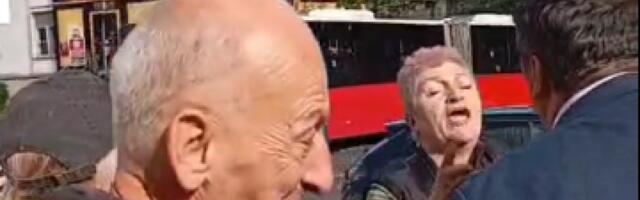 Zemunski zboraši totalno podivljali: Napadali aktiviste SNS i čupali stubiće (VIDEO)