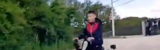 Snimljen dramatičan trenutak u Novom Pazaru: Maloljetnik na trotinetu izletio pred automobil, tragedija izbjegnuta u posljednjoj sekundi